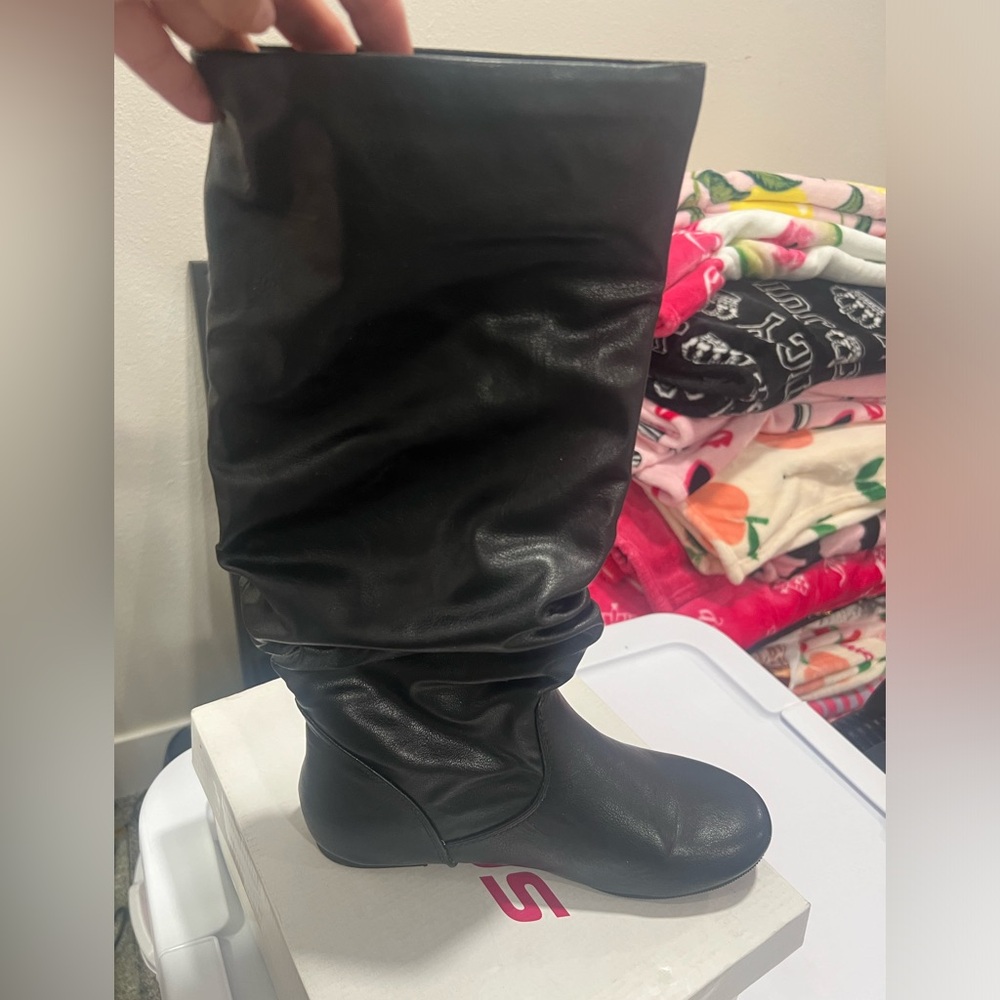 Slightly used black boots 71/2 in size